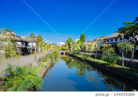 倉敷美観地区の歴史的な町並みと白壁の景観 134039368