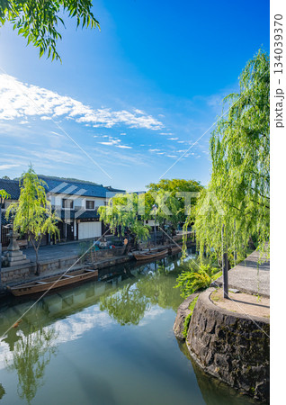 倉敷美観地区の歴史的な町並みと白壁の景観 倉敷美観地区の歴史的な町並みと白壁の景観 134039370
