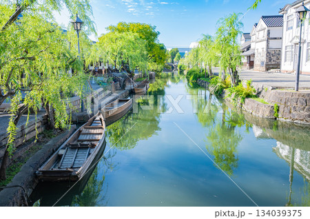 倉敷美観地区の歴史的な町並みと白壁の景観 134039375