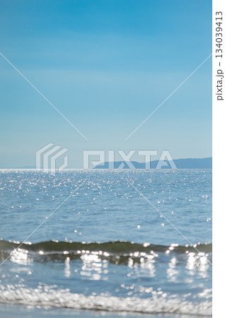 快晴の父母ヶ浜に映り込む絶景の空と海の風景 快晴の父母ヶ浜に映り込む絶景の空と海の風景 134039413