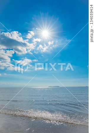 快晴の父母ヶ浜に映り込む絶景の空と海の風景 快晴の父母ヶ浜に映り込む絶景の空と海の風景 134039414