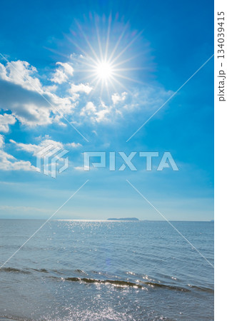 快晴の父母ヶ浜に映り込む絶景の空と海の風景 134039415