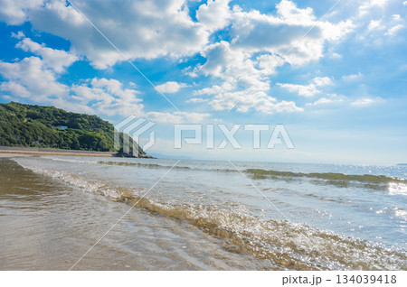 快晴の父母ヶ浜に映り込む絶景の空と海の風景 快晴の父母ヶ浜に映り込む絶景の空と海の風景 134039418