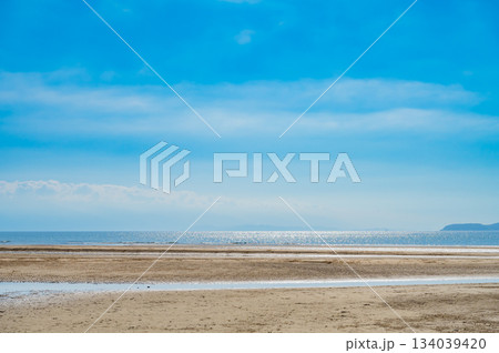 快晴の父母ヶ浜に映り込む絶景の空と海の風景 134039420