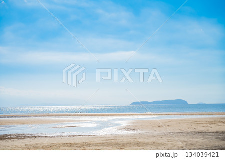 快晴の父母ヶ浜に映り込む絶景の空と海の風景 快晴の父母ヶ浜に映り込む絶景の空と海の風景 134039421