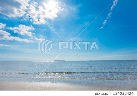 快晴の父母ヶ浜に映り込む絶景の空と海の風景 134039424