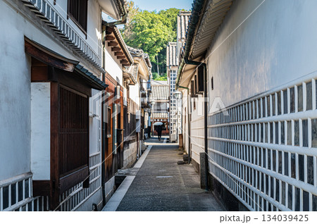 倉敷美観地区の歴史的な町並みと白壁の景観 倉敷美観地区の歴史的な町並みと白壁の景観 134039425