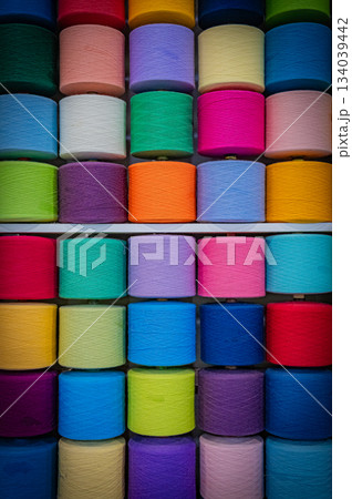 カラフルな毛糸が並ぶ鮮やかなテクスチャ背景 カラフルな毛糸が並ぶ鮮やかなテクスチャ背景 134039442