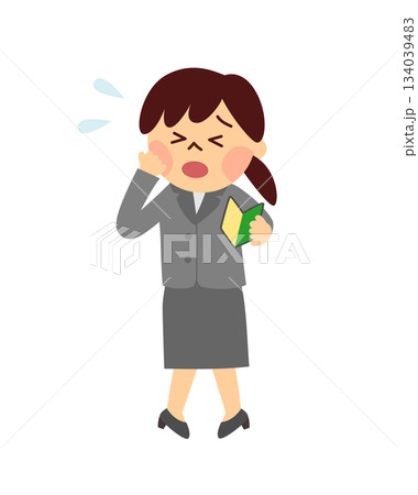 初心者マークを持って不安そうな女性 134039483