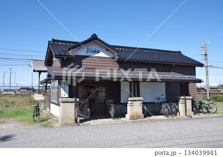 富山県滑川市：富山地方鉄道 浜加積駅 駅舎 134039981