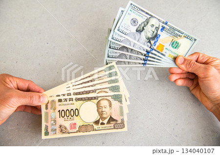 100ドル札5枚と1万円札5枚を交換イメージアングルショット 100ドル札5枚と1万円札5枚を交換イメージアングルショット 134040107