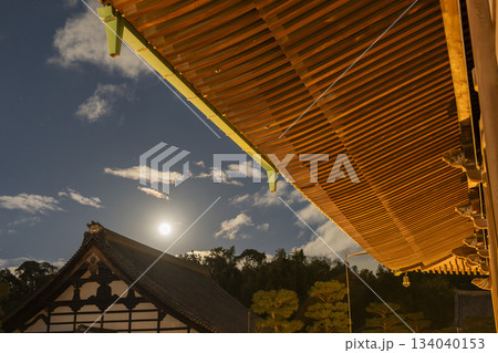 晩秋の東福寺 満月と庫裡 京都府京都市 晩秋の東福寺 満月と庫裡 京都府京都市 134040153