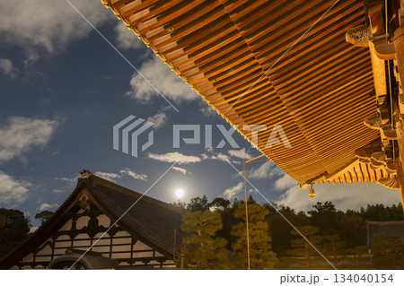 晩秋の東福寺 満月と庫裡 京都府京都市 晩秋の東福寺 満月と庫裡 京都府京都市 134040154