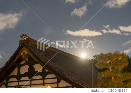 晩秋の東福寺 満月と庫裡 京都府京都市 晩秋の東福寺 満月と庫裡 京都府京都市 134040155
