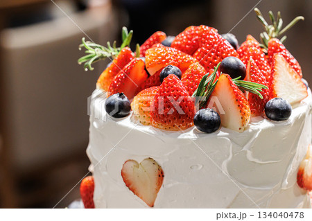 苺が沢山のった大きなクリームケーキの画像　ウェデイングケーキ 134040478