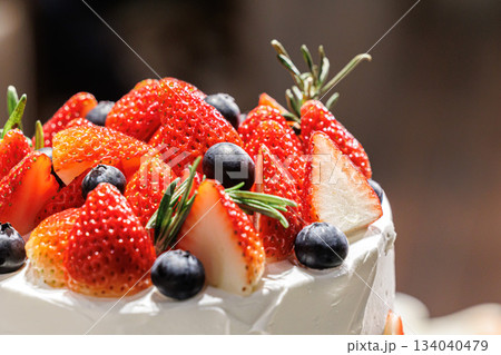 苺が沢山のった大きなクリームケーキの画像　ウェデイングケーキ 134040479