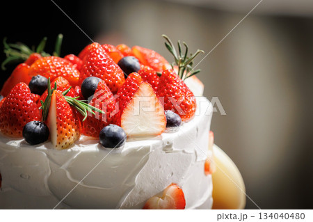 苺が沢山のった大きなクリームケーキの画像　ウェデイングケーキ 134040480