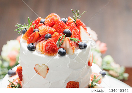苺が沢山のった大きなクリームケーキの画像　ウェデイングケーキ 134040542