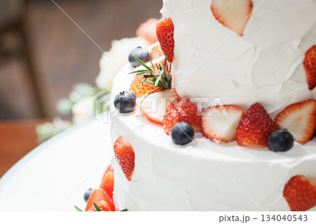 苺が沢山のった大きなクリームケーキの画像　ウェデイングケーキ 134040543