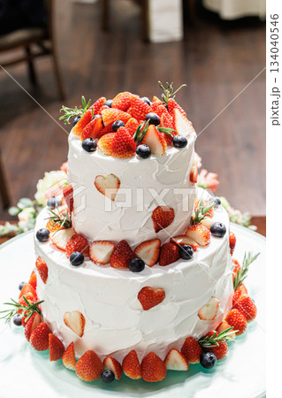 苺が沢山のった大きなクリームケーキの画像　ウェデイングケーキ 134040546