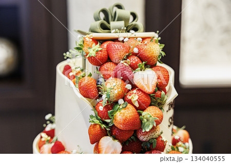 苺が沢山のった大きなクリームケーキの画像　ウェデイングケーキ 134040555