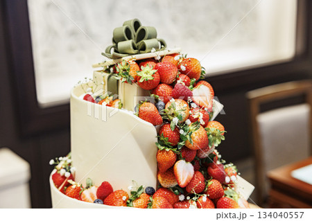 苺が沢山のった大きなクリームケーキの画像　ウェデイングケーキ 134040557