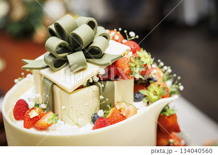 苺が沢山のった大きなクリームケーキの画像　ウェデイングケーキ 134040560