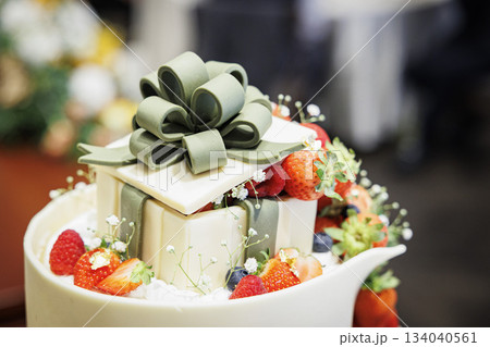 苺が沢山のった大きなクリームケーキの画像　ウェデイングケーキ 134040561