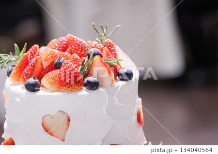 苺が沢山のった大きなクリームケーキの画像　ウェデイングケーキ 134040564