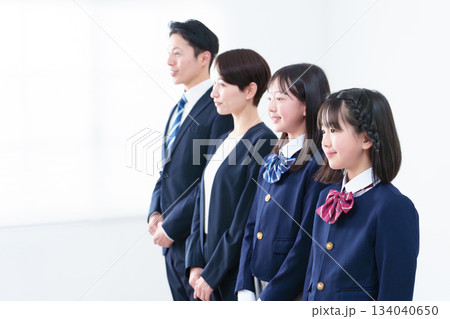 家族　親子　入学式　卒業式　小学生　中学生 134040650