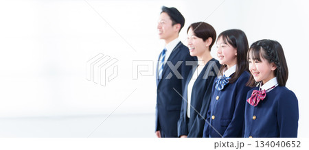 家族　親子　入学式　卒業式　小学生　中学生 134040652