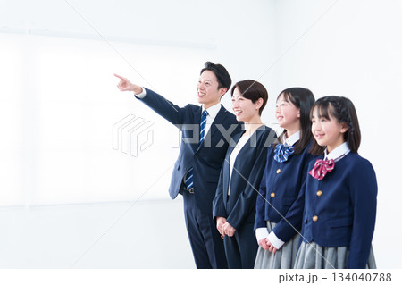 家族 親子 指差し 目標 未来 家族 親子 指差し 目標 未来 134040788
