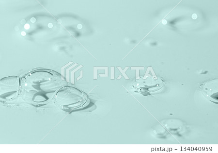 Transparent cosmetic product for skin care. 134040959