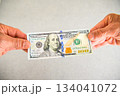 100ドル札1枚を持つアングルショット 134041072