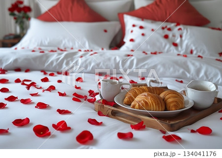 美味しそうなパンと花弁が置かれたベッド 134041176