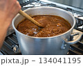 大きな鍋でカレーを煮込む様子 134041195