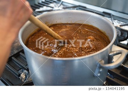 大きな鍋でカレーを煮込む様子 134041195