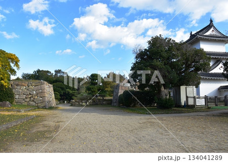 兵庫県 明石城(明石公園)の巽櫓(たつみやぐら)と石垣と散策路 兵庫県 明石城(明石公園)の巽櫓(たつみやぐら)と石垣と散策路 134041289