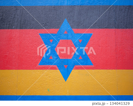 【ドイツ】首都ベルリンの壁に描かれたドイツ国旗と青い六芒星 【ドイツ】首都ベルリンの壁に描かれたドイツ国旗と青い六芒星 134041329