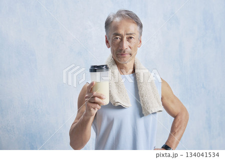 プロテインのボトルを持つトレーニングするシニア男性 カメラ目線 プロテインのボトルを持つトレーニングするシニア男性 カメラ目線 134041534