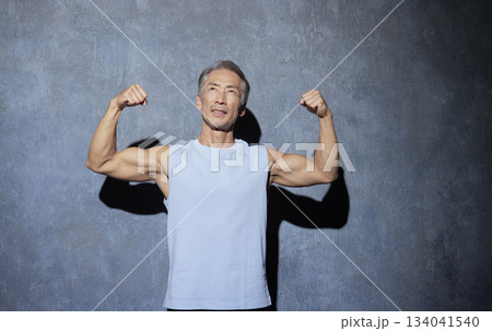 シニアの男性 筋肉 力こぶ シニアの男性 筋肉 力こぶ 134041540