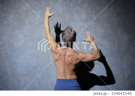 ポーズをとる筋肉のあるシニアの男性 後ろ姿 ポーズをとる筋肉のあるシニアの男性 後ろ姿 134041548