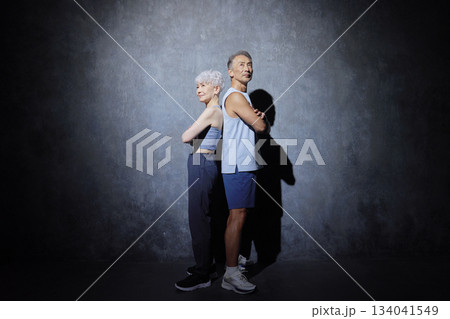 スポーツウェアを着たシニア男性と女性 ポートレート 黒背景 スポーツウェアを着たシニア男性と女性 ポートレート 黒背景 134041549