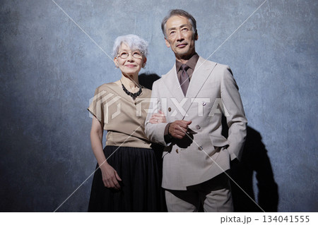 仲良しのシニア夫婦のポートレート 黒背景 仲良しのシニア夫婦のポートレート 黒背景 134041555