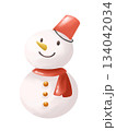 赤いバケツとマフラーの雪だるまのイラスト 134042034