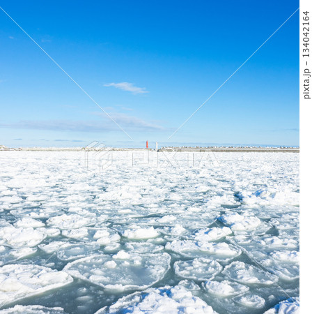 冬の青空が広がる北海道オホーツク海に打ち寄せた流氷のある風景 冬の青空が広がる北海道オホーツク海に打ち寄せた流氷のある風景 134042164