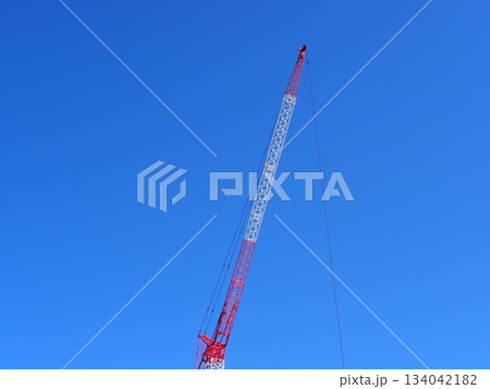 青空と クレーン車で資材を吊り上げ コピースペース 青空と クレーン車で資材を吊り上げ コピースペース 134042182