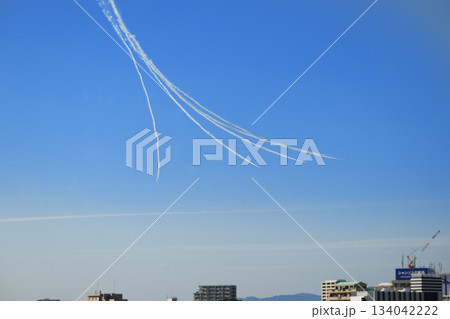 都市上空の航空自衛隊ブルーインパルス 都市上空の航空自衛隊ブルーインパルス 134042222