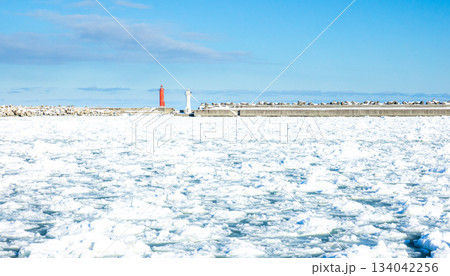 冬の青空と北海道オホーツク海の流氷風景 冬の青空と北海道オホーツク海の流氷風景 134042256