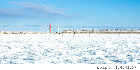 冬の青空と北海道オホーツク海の流氷風景 134042257
